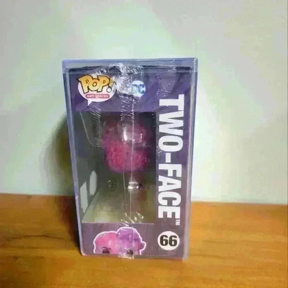 Funko pop Batman Forever art series Two-Face#66 with hard stack protector - Picture 6 of 6